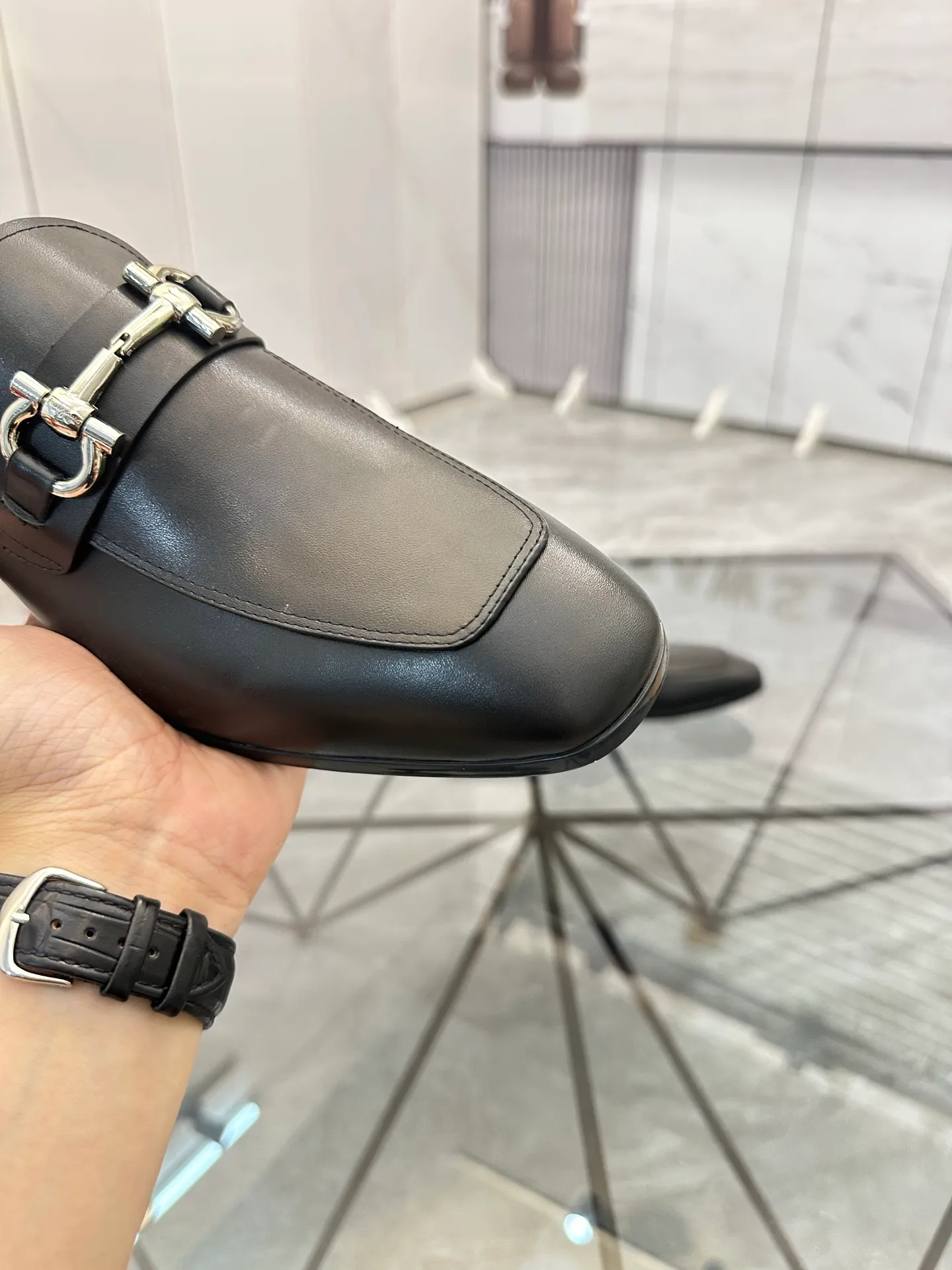 Men's shoes: 💰P640¥ High-end quality Product trademark: Ferragamo* "Ferragamo*" leather shoes Regular size: 38-44 (can be customized to 45.46.) Product materials: imported first-layer cowhide leather upper, cowhide lining, original outsole. Number: 688